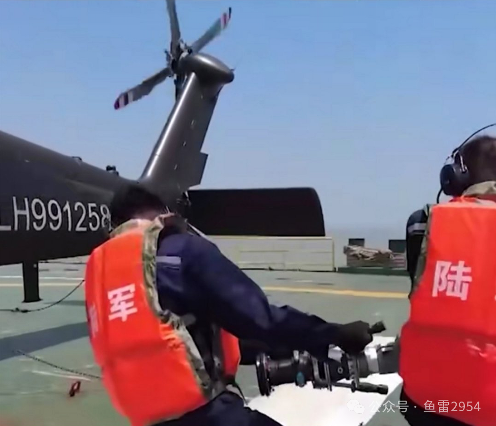 海上中继平台再度现身,一口气八架武直-10同步处于待飞状态 海上中继平台再度现身,一口气八架武直-10同步处于待飞状态