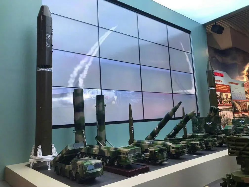 火箭军秀肌肉,曝光东风-26导弹旅,满屏导弹,扑面而来的安全感 火箭军秀肌肉,曝光东风-26导弹旅,满屏导弹,扑面而来的安全感