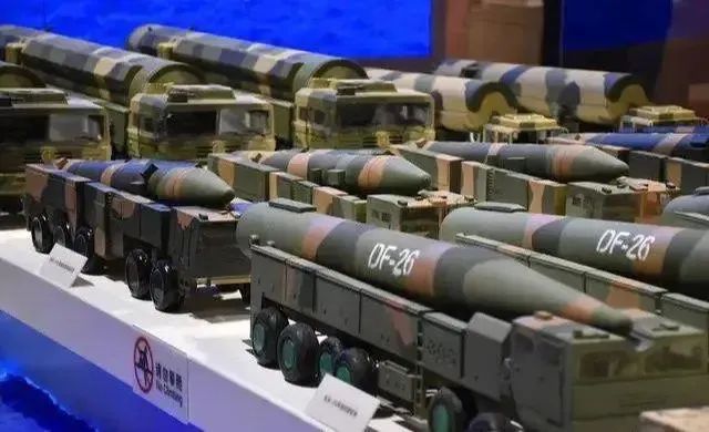 火箭军秀肌肉,曝光东风-26导弹旅,满屏导弹,扑面而来的安全感 火箭军秀肌肉,曝光东风-26导弹旅,满屏导弹,扑面而来的安全感