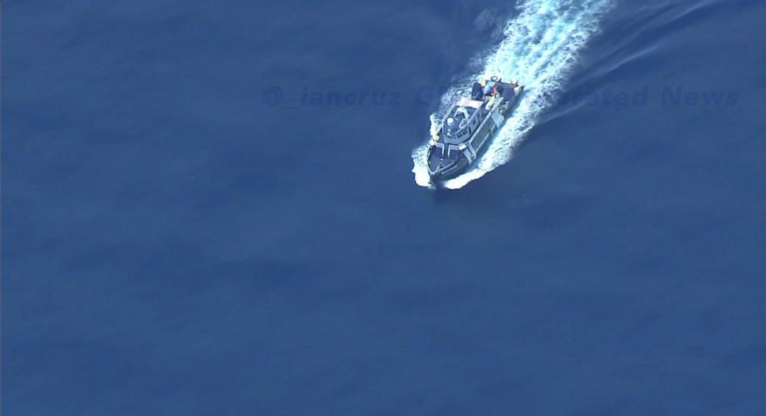 大快人心！中国海军激光驱离菲律宾舰机，022型导弹艇全速追击