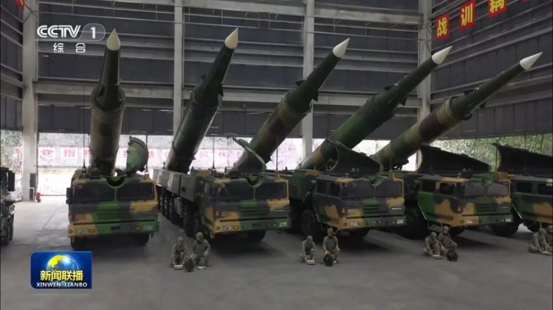 火箭军秀肌肉,曝光东风-26导弹旅,满屏导弹,扑面而来的安全感 火箭军秀肌肉,曝光东风-26导弹旅,满屏导弹,扑面而来的安全感