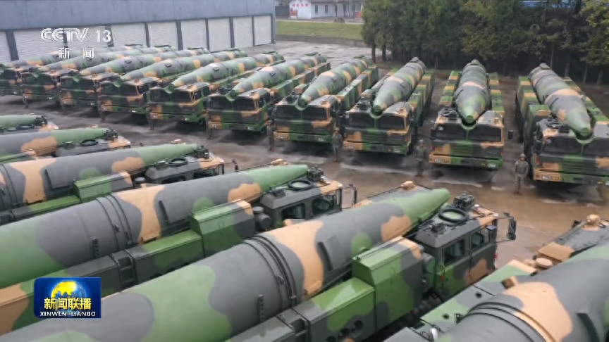 一个旅的东风-26有多壮观?发射车一眼望不到头,满屏的正义感 一个旅的东风-26有多壮观?发射车一眼望不到头,满屏的正义感
