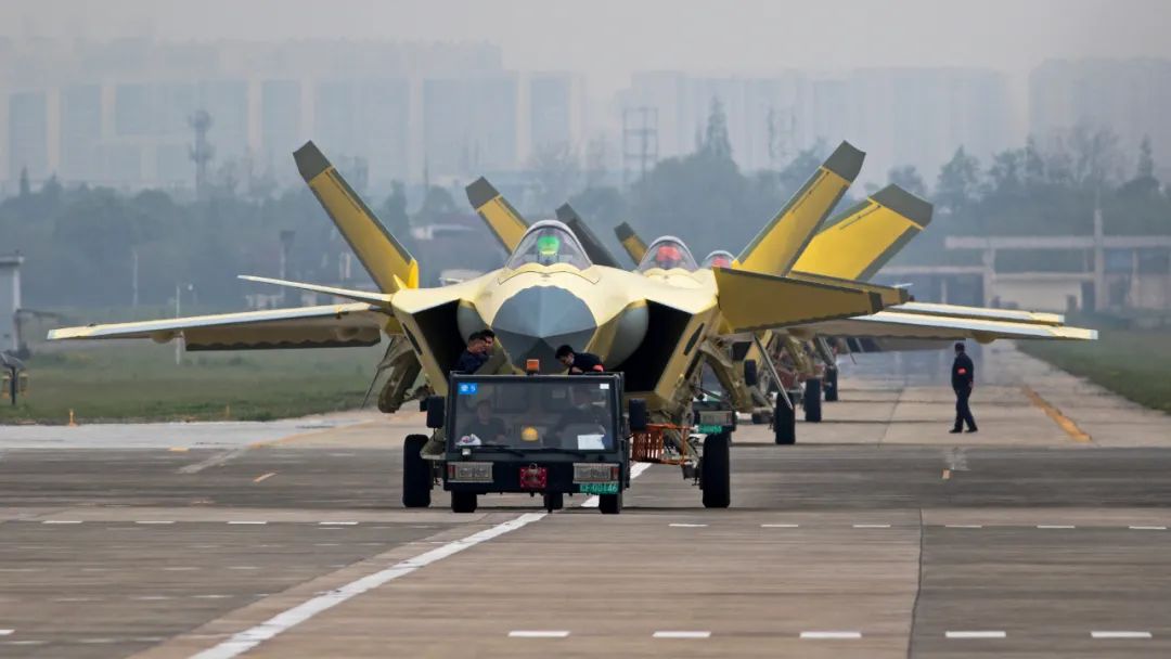 歼-20生产太快,飞行员不够用了?二代机飞行员直接改飞歼-20! 歼-20生产太快,飞行员不够用了?二代机飞行员直接改飞歼-20!