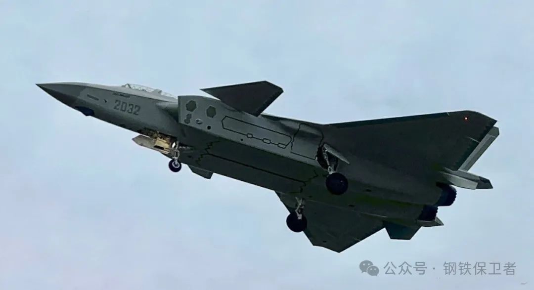 竟然还没服役!双座版歼20时隔近3年后再次公开亮相,还是“黄皮机”!原因或与换装涡扇15有关 竟然还没服役!双座版歼20时隔近3年后再次公开亮相,还是“黄皮机”!原因或与换装涡扇15有关