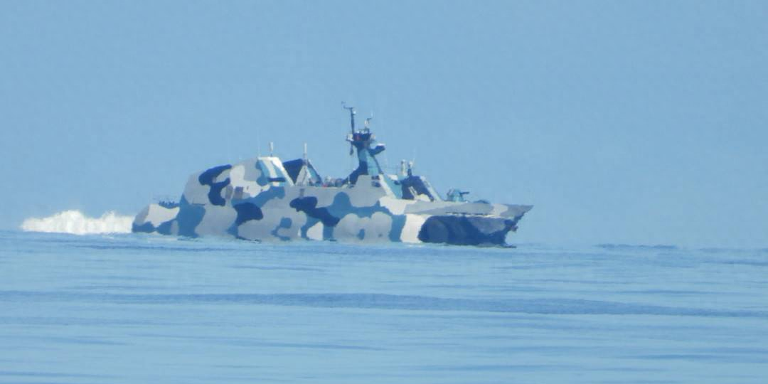 大快人心！中国海军激光驱离菲律宾舰机，022型导弹艇全速追击