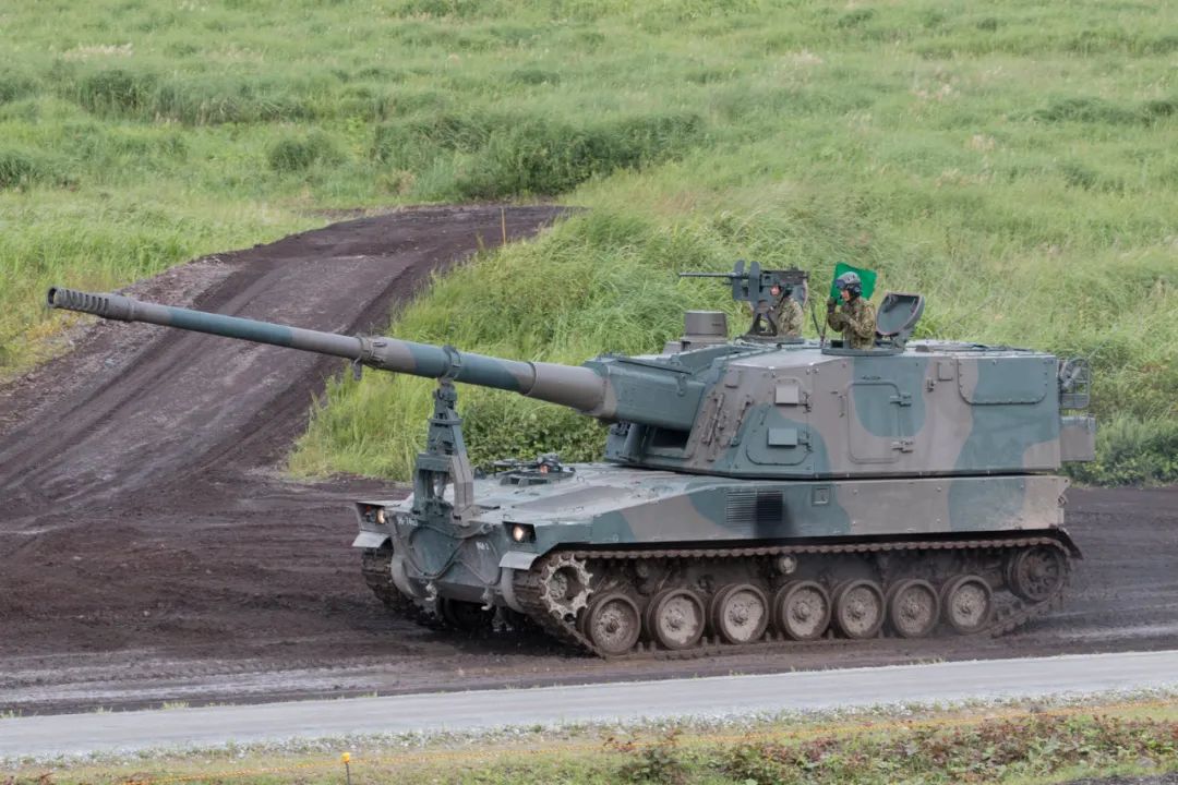 日本陆上自卫队接装新型19式卡车炮,最大射程达40千米 日本陆上自卫队接装新型19式卡车炮,最大射程达40千米