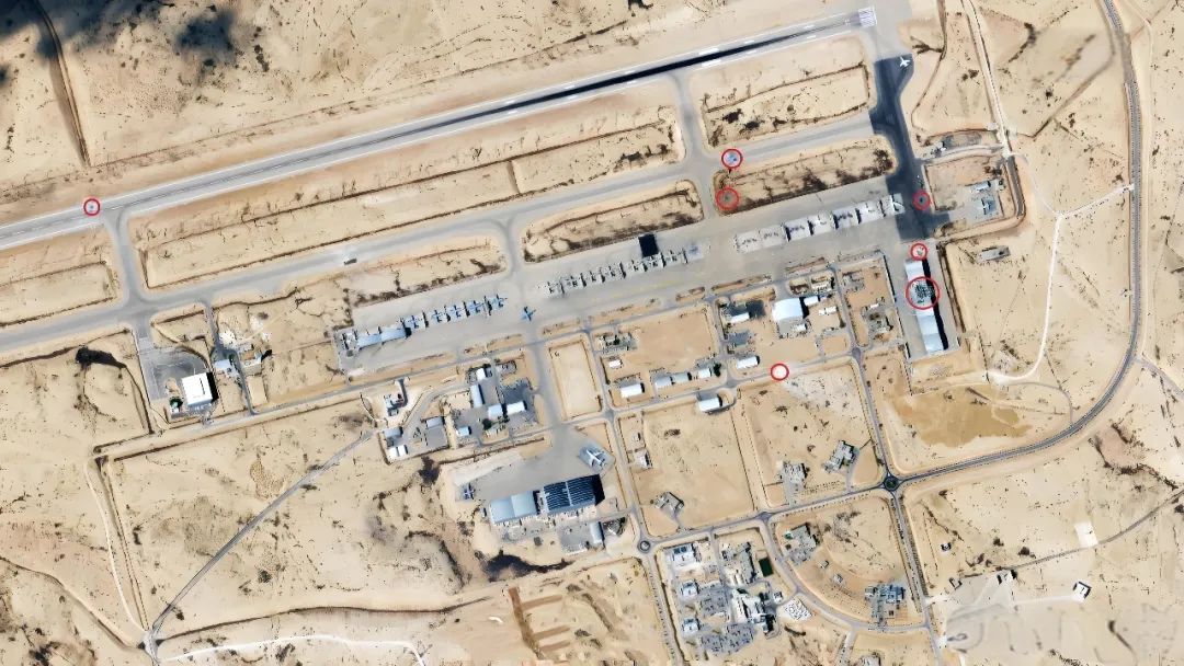 伊朗导弹打击以色列军用机场出卫星图了,大家来数一下有没有20架F35被毁! 伊朗导弹打击以色列军用机场出卫星图了,大家来数一下有没有20架F35被毁!