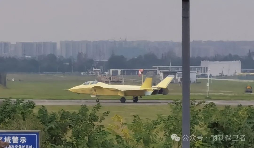 竟然还没服役!双座版歼20时隔近3年后再次公开亮相,还是“黄皮机”!原因或与换装涡扇15有关 竟然还没服役!双座版歼20时隔近3年后再次公开亮相,还是“黄皮机”!原因或与换装涡扇15有关