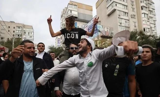 着什么急?乌克兰还没亡国,他们就涌进入来了 着什么急?乌克兰还没亡国,他们就涌进入来了