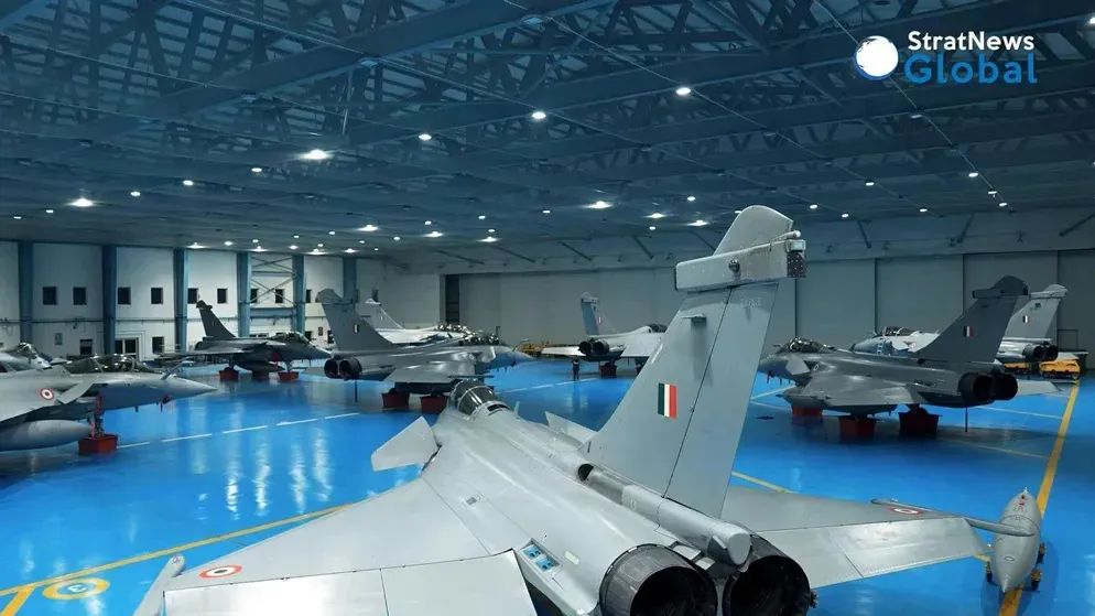 印度窝在机库里的“阵风M舰载机”，曾扬言领先中国十年