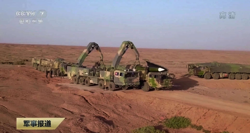 一个旅的东风-26有多壮观?发射车一眼望不到头,满屏的正义感 一个旅的东风-26有多壮观?发射车一眼望不到头,满屏的正义感