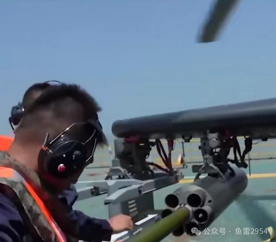 海上中继平台再度现身,一口气八架武直-10同步处于待飞状态 海上中继平台再度现身,一口气八架武直-10同步处于待飞状态