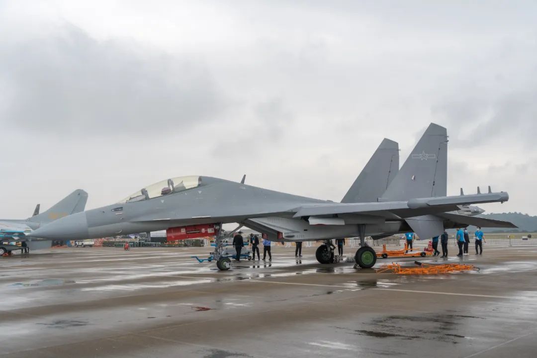 155毫米巨炮装上轮式战车？VN-22车族亮相珠海航展，还有反无人机的高端型号！