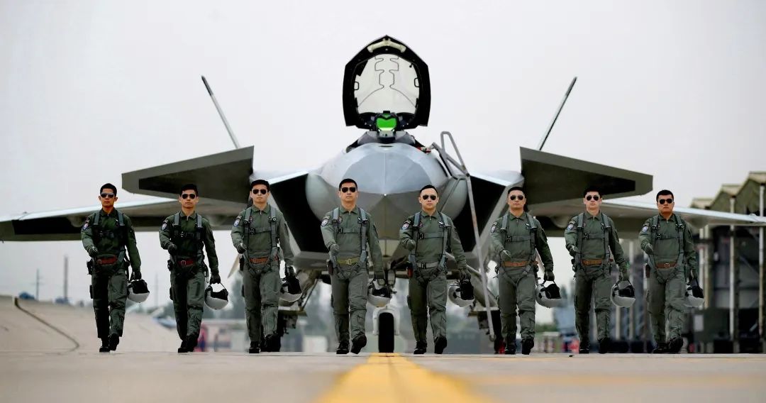 歼-20生产太快,飞行员不够用了?二代机飞行员直接改飞歼-20! 歼-20生产太快,飞行员不够用了?二代机飞行员直接改飞歼-20!