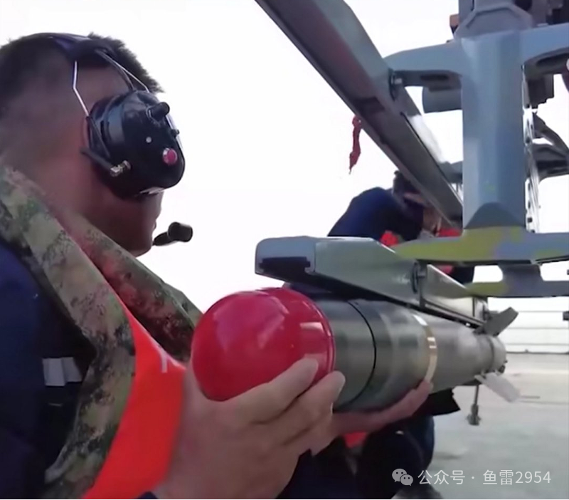 海上中继平台再度现身,一口气八架武直-10同步处于待飞状态 海上中继平台再度现身,一口气八架武直-10同步处于待飞状态