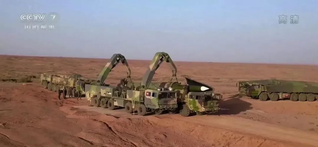 火箭军秀肌肉,曝光东风-26导弹旅,满屏导弹,扑面而来的安全感 火箭军秀肌肉,曝光东风-26导弹旅,满屏导弹,扑面而来的安全感