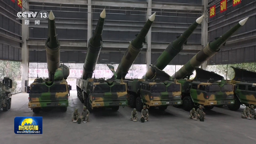 一个旅的东风-26有多壮观?发射车一眼望不到头,满屏的正义感 一个旅的东风-26有多壮观?发射车一眼望不到头,满屏的正义感