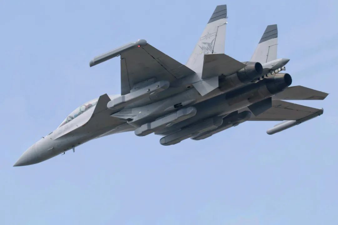 大杀器终于亮相!歼-15D电战机叫板美国咆哮者,造价超过歼-20 大杀器终于亮相!歼-15D电战机叫板美国咆哮者,造价超过歼-20