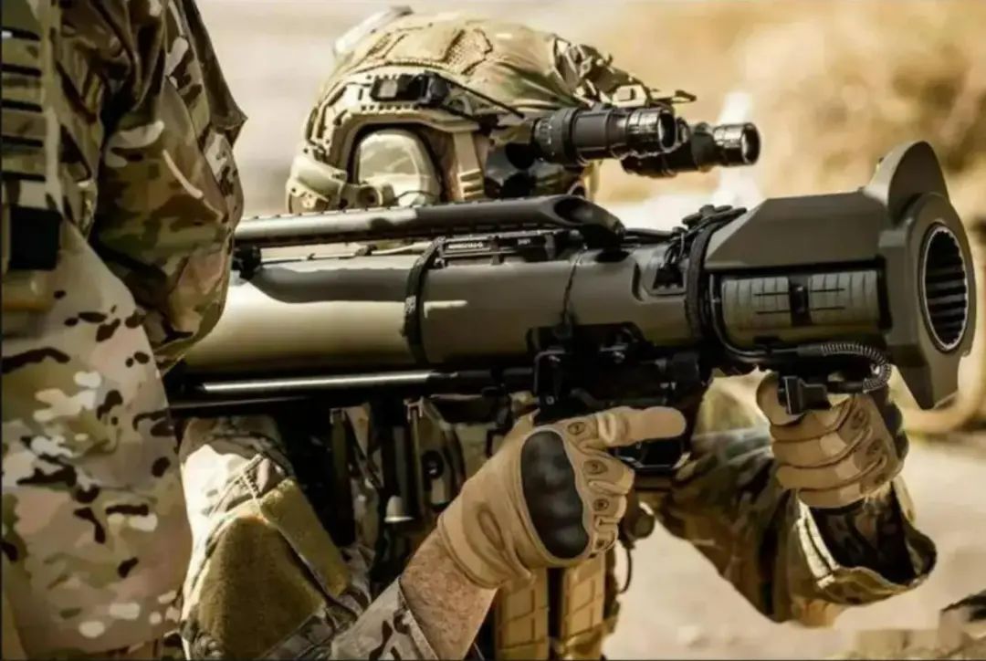 中国新一代82毫米超轻无后坐力炮,碳纤维钛合金炮管,尊贵奢华 中国新一代82毫米超轻无后坐力炮,碳纤维钛合金炮管,尊贵奢华