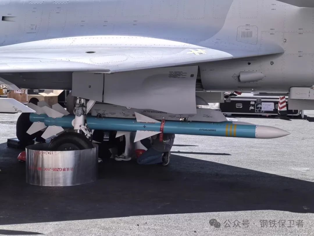可以携带6枚中距弹了!歼10CE展示机腹中线错列双联挂架,挂载能力直逼歼16 可以携带6枚中距弹了!歼10CE展示机腹中线错列双联挂架,挂载能力直逼歼16