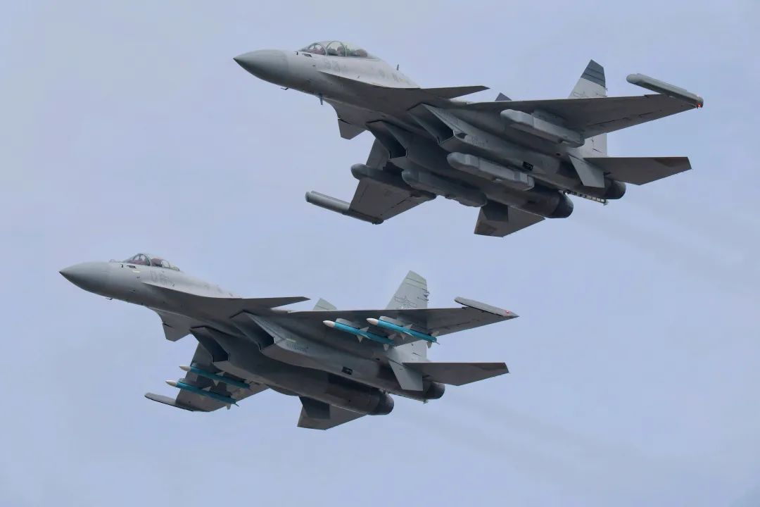 大杀器终于亮相!歼-15D电战机叫板美国咆哮者,造价超过歼-20 大杀器终于亮相!歼-15D电战机叫板美国咆哮者,造价超过歼-20