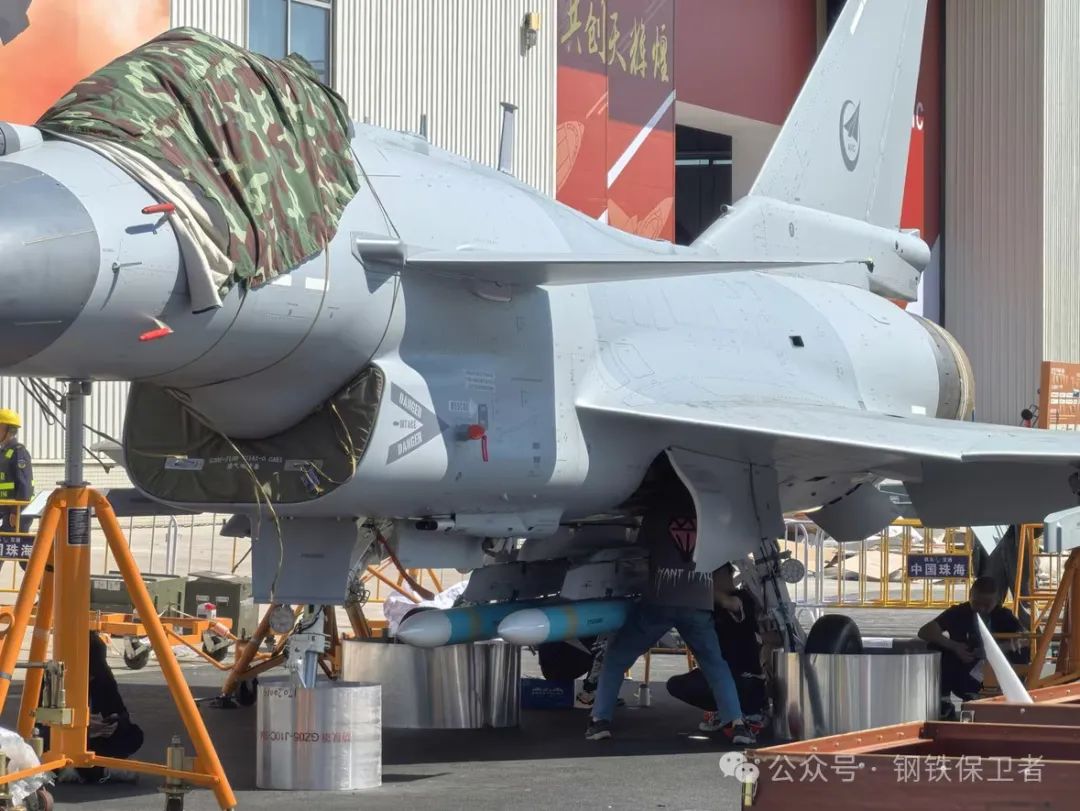 可以携带6枚中距弹了!歼10CE展示机腹中线错列双联挂架,挂载能力直逼歼16 可以携带6枚中距弹了!歼10CE展示机腹中线错列双联挂架,挂载能力直逼歼16