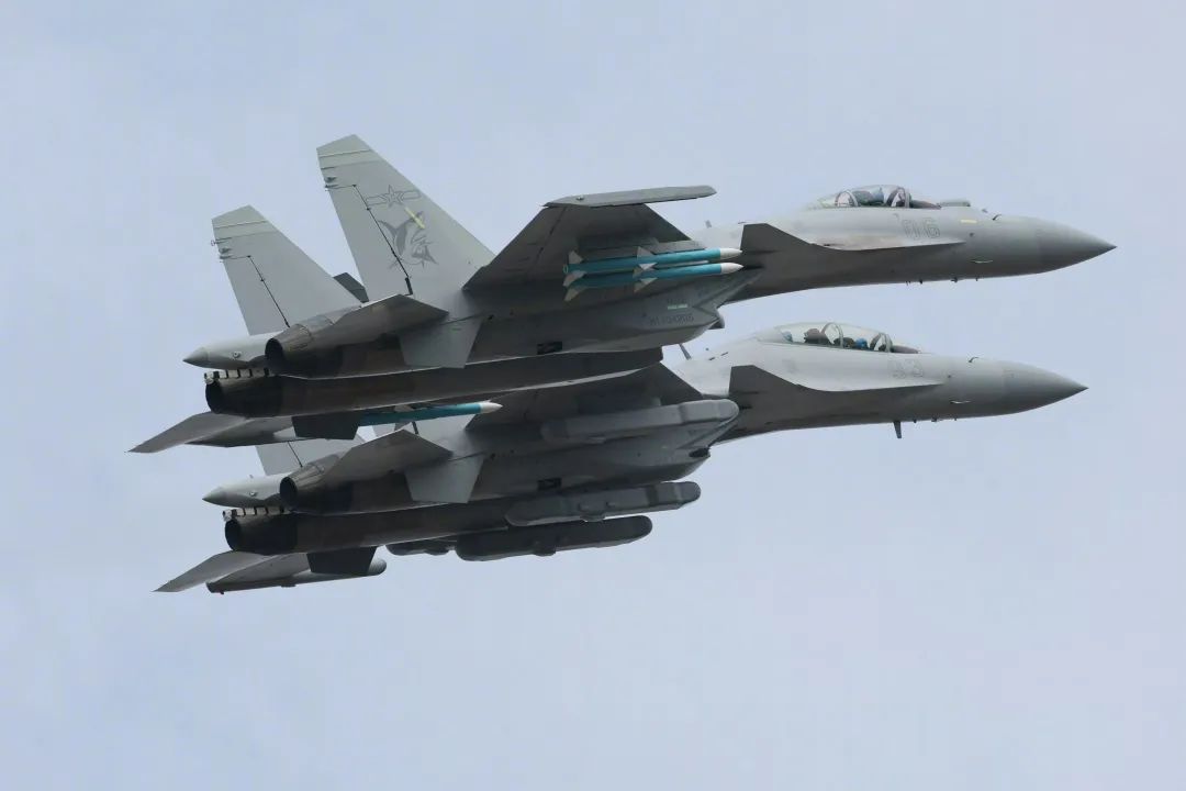 大杀器终于亮相!歼-15D电战机叫板美国咆哮者,造价超过歼-20 大杀器终于亮相!歼-15D电战机叫板美国咆哮者,造价超过歼-20