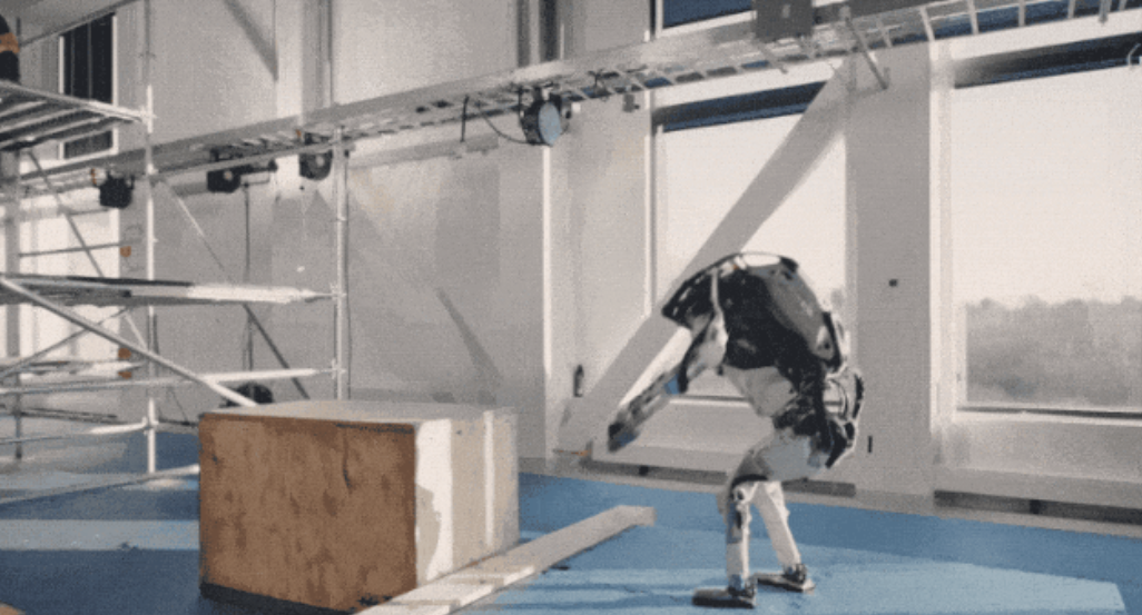 无人机,机器人,都是“回旋镖” 无人机,机器人,都是“回旋镖”