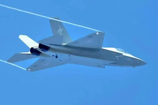 台前少将:歼-35能搭载射程为400公里的空空导弹,专打美国预警机 台前少将:歼-35能搭载射程为400公里的空空导弹,专打美国预警机