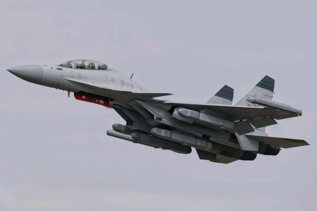 大杀器终于亮相!歼-15D电战机叫板美国咆哮者,造价超过歼-20 大杀器终于亮相!歼-15D电战机叫板美国咆哮者,造价超过歼-20