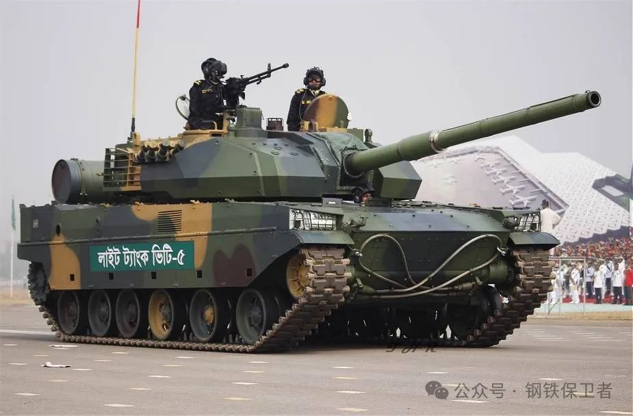 有车载无人机和7个高清摄像头!这款轻型坦克不得了!还能成员组下车远程遥控使用 有车载无人机和7个高清摄像头!这款轻型坦克不得了!还能成员组下车远程遥控使用