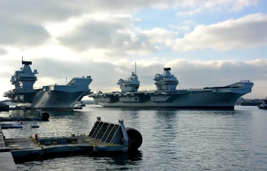 解放军出兵黄岩岛,055劈波斩浪,轰6挂载实弹,正面硬刚美航母 解放军出兵黄岩岛,055劈波斩浪,轰6挂载实弹,正面硬刚美航母