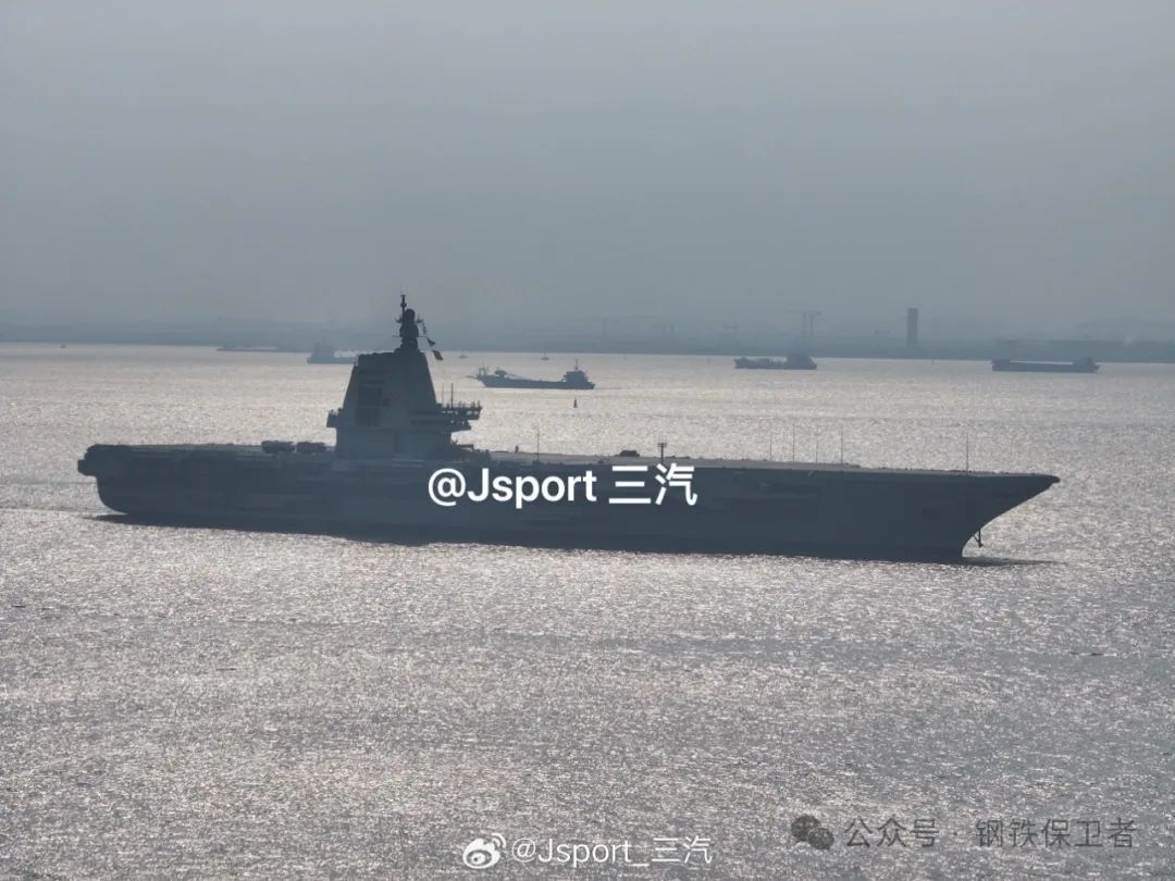 这次真进行舰载机降落测试了!福建舰第五次海试归来!飞行甲板上出现明显轮胎印 这次真进行舰载机降落测试了!福建舰第五次海试归来!飞行甲板上出现明显轮胎印
