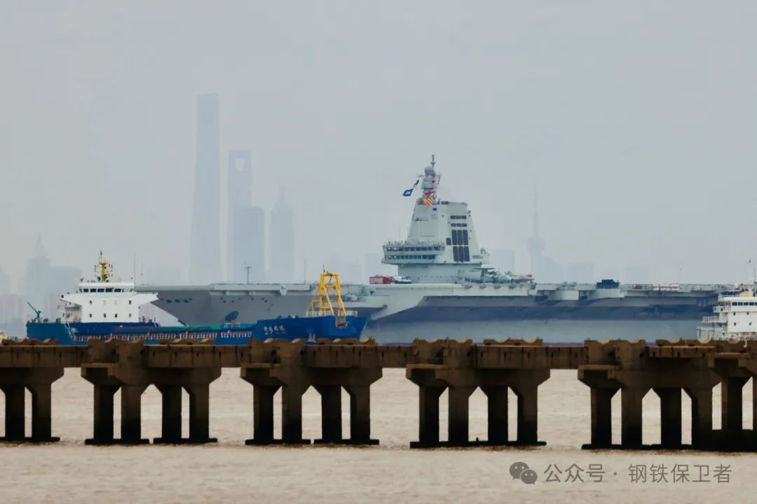 这次真进行舰载机降落测试了!福建舰第五次海试归来!飞行甲板上出现明显轮胎印 这次真进行舰载机降落测试了!福建舰第五次海试归来!飞行甲板上出现明显轮胎印