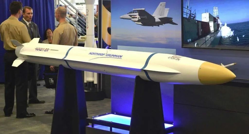 美国战斗机首次发射SiAW导弹,从反辐射转而专注对地打击 美国战斗机首次发射SiAW导弹,从反辐射转而专注对地打击