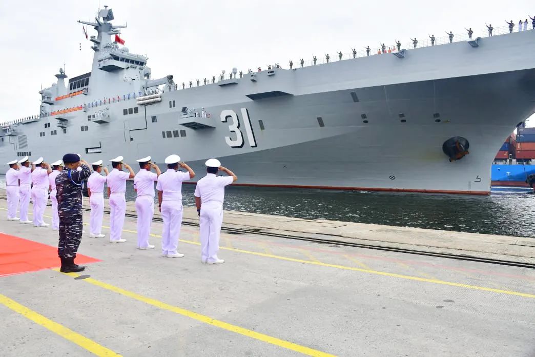 一出国就变大,075首次出访印尼,4万吨巨舰的气势一下子就起来了! 一出国就变大,075首次出访印尼,4万吨巨舰的气势一下子就起来了!