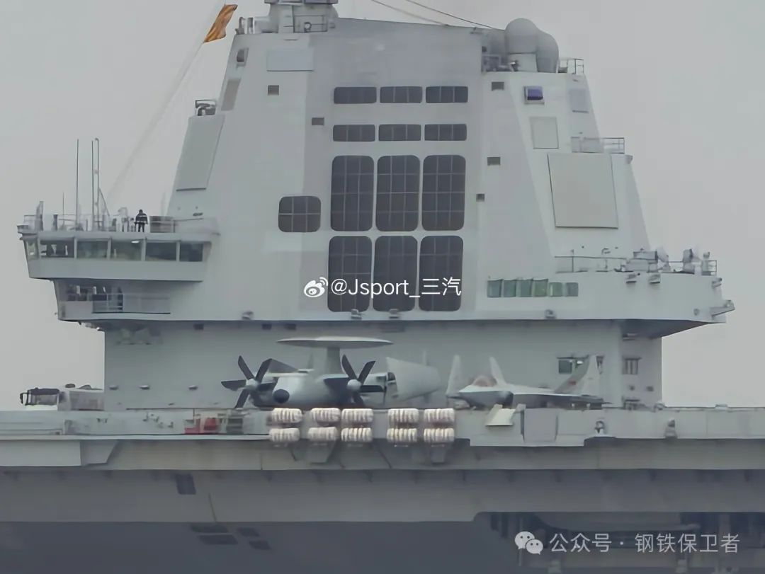 这次真进行舰载机降落测试了!福建舰第五次海试归来!飞行甲板上出现明显轮胎印 这次真进行舰载机降落测试了!福建舰第五次海试归来!飞行甲板上出现明显轮胎印