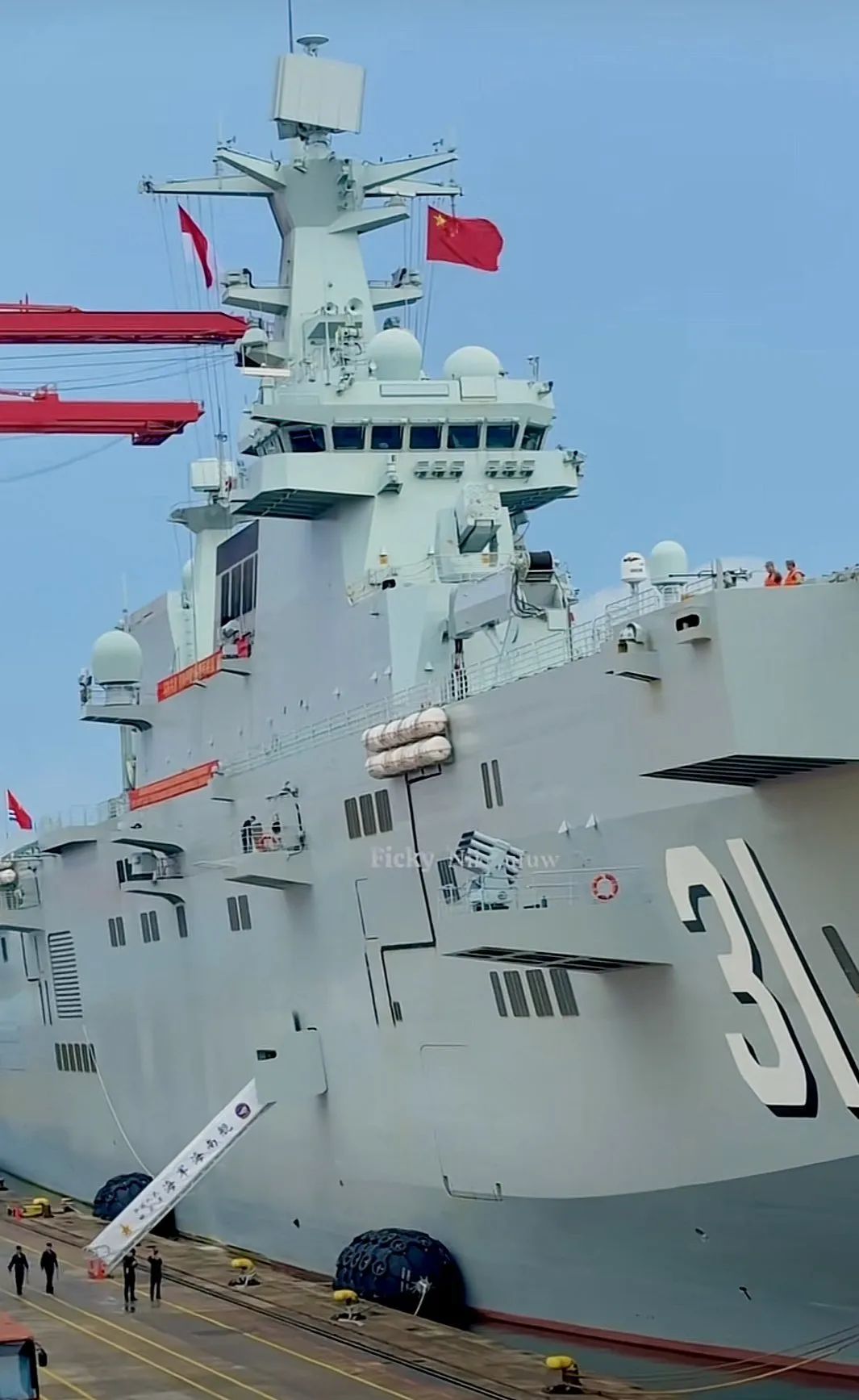 一出国就变大,075首次出访印尼,4万吨巨舰的气势一下子就起来了! 一出国就变大,075首次出访印尼,4万吨巨舰的气势一下子就起来了!