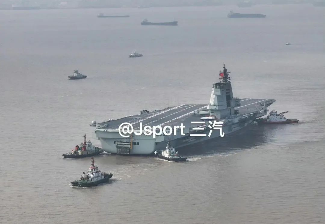 这次真进行舰载机降落测试了!福建舰第五次海试归来!飞行甲板上出现明显轮胎印 这次真进行舰载机降落测试了!福建舰第五次海试归来!飞行甲板上出现明显轮胎印