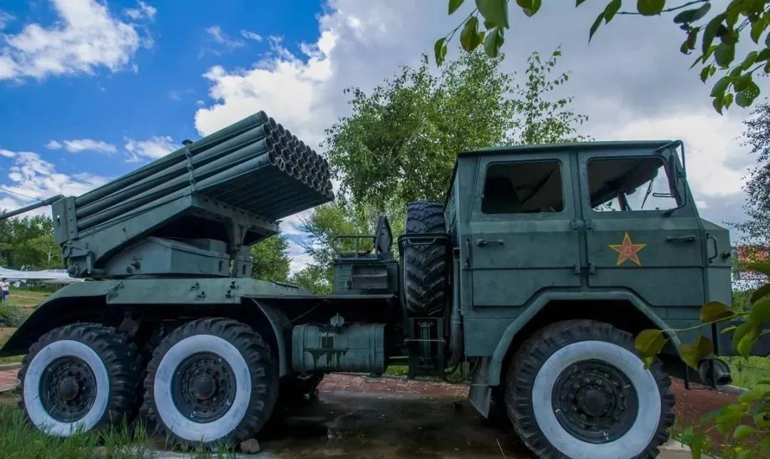 重塑战场风暴：中国11式122毫米火箭炮的革新之旅