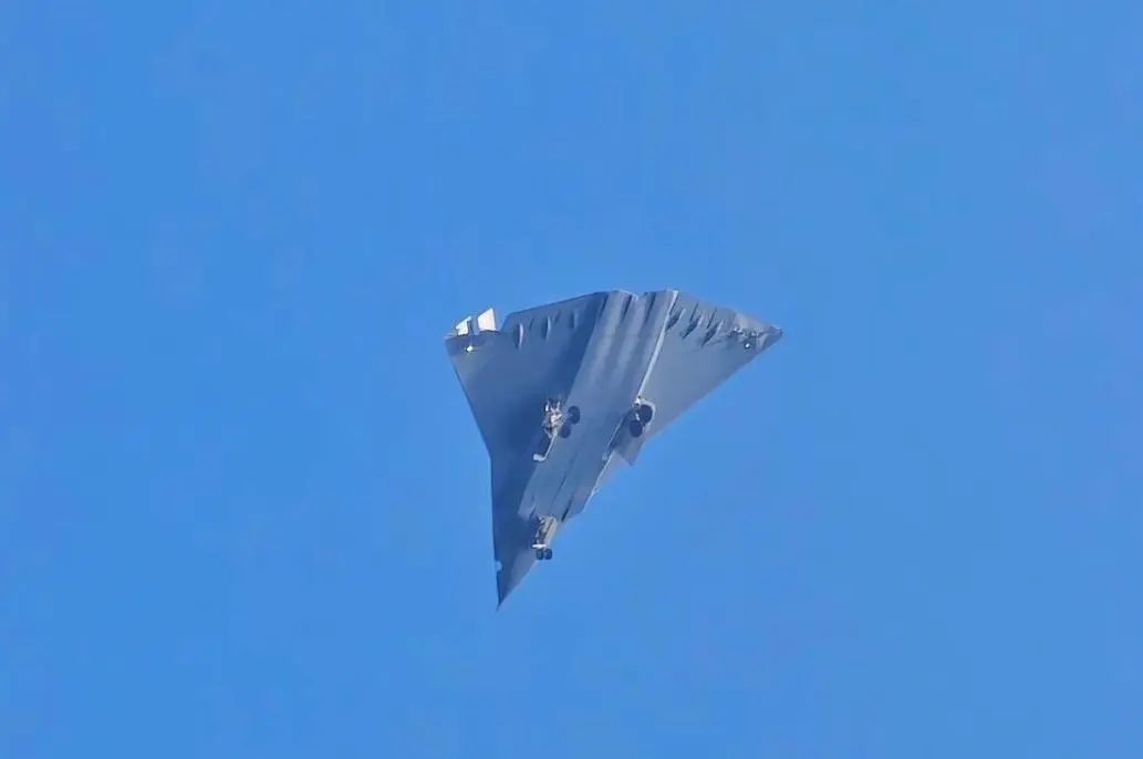 三发并列独树一帜,超级科幻也能实现?中国六代机让世界持续震撼 三发并列独树一帜,超级科幻也能实现?中国六代机让世界持续震撼