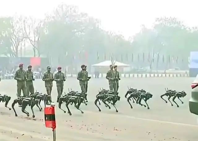 印度展示国产机器狗,可把印度人骄傲坏了,要和解放军一较高下 印度展示国产机器狗,可把印度人骄傲坏了,要和解放军一较高下