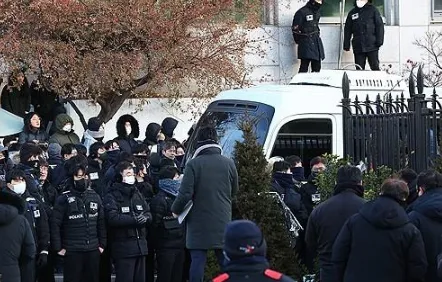 “国格崩塌了”？现任总统被捕