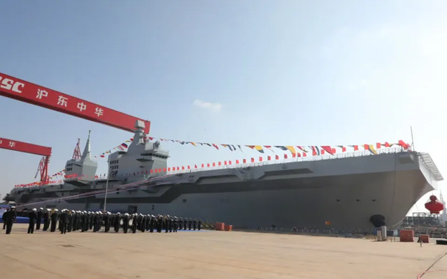 福建舰海试完成首次弹射？四川舰紧随其后，美国狂砸1万亿造船
