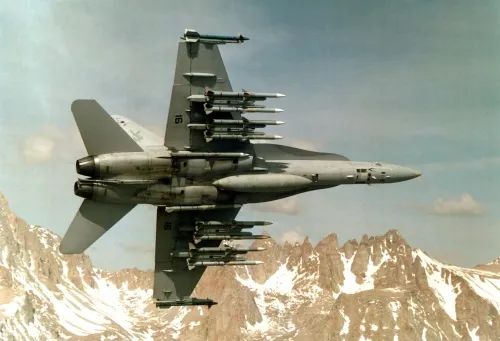 从F-18E的搭载模式看美国海军的心态变化