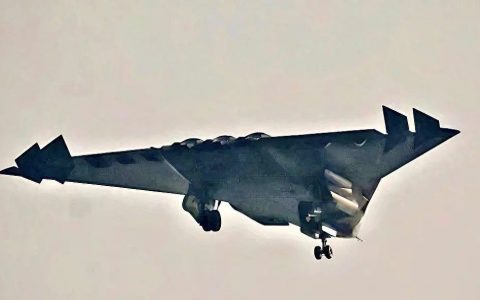 三发并列独树一帜，超级科幻也能实现？中国六代机让世界持续震撼