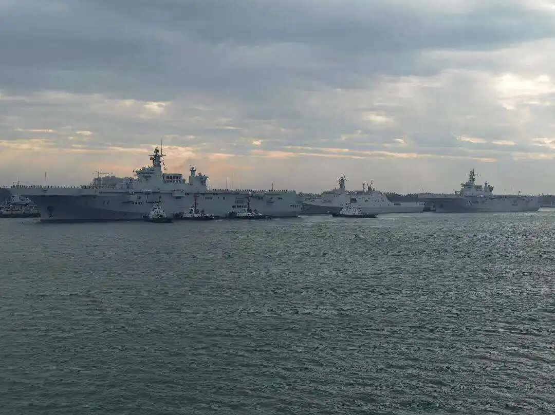 3万吨巨舰已归建!25年海军将再次创造历史!将接收包括航母和两攻在内的24万吨各型舰艇 3万吨巨舰已归建!25年海军将再次创造历史!将接收包括航母和两攻在内的24万吨各型舰艇