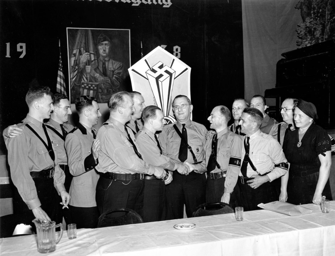 马斯克的“纳粹礼”与尘封的美国老纳粹! 马斯克的“纳粹礼”与尘封的美国老纳粹!