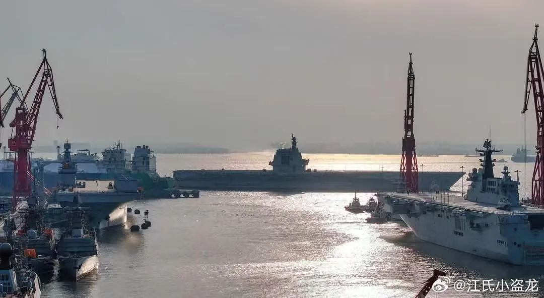 3万吨巨舰已归建!25年海军将再次创造历史!将接收包括航母和两攻在内的24万吨各型舰艇 3万吨巨舰已归建!25年海军将再次创造历史!将接收包括航母和两攻在内的24万吨各型舰艇