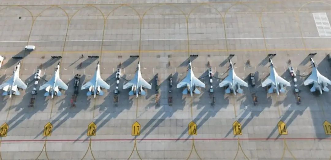 豪横！中国一所军校就有8架歼11，“几所军校灭一国”毫不夸张